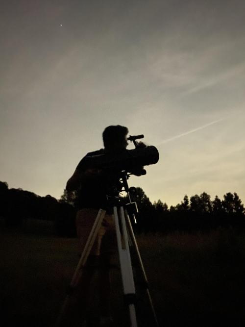 L. Bellaiche views the Chapel Hill sky with his telescope.